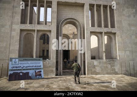 ©Christophe Petit Tesson/MAXPPP - 29/11/2021 ; MOSUL ; IRAQ - des gardes armes surveillent l'entre du batiment du musee. Daniel Ibled, Conservator Gastronom specialiste de la taille de pierre dirige une equipe de 3 Francais missiones par le Departement des antiquites orientales du musee du Louvre pour former des employes du musee et participer a la Restauration des Monuments Assyriens detruit par l'Organisation Etat Islamique en Fevrier 2015 apres la pry De la ville. Französische Restauratoren der Abteilung für orientalische Antiquitäten des Louvre arbeiten an der Ausbildung des Museums Stockfoto