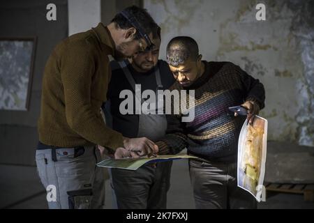 ©Christophe Petit Tesson/MAXPPP - 29/11/2021 ; MOSUL ; IRAQ - Le Restaurateur francais Clement Delhomme et ses collegues irakiens travaillent a la Restauration d'une Statue d'un Lion Issue du palais du ROI Ashurnasir Pal II (ou Assurnasirpal II) detruite par Daesh. Daniel Ibled, conserveur Restaurateur specialiste de la taille de pierre dirige une equipe de 3 Francais missiones par le Departement des antiquites orientales du musee du Louvre pour former des employes du musee et participer a la Restauration des Monuments Assyriens detruit par l'Organisation Etat Islamique en Fevrier 2015 apre Stockfoto