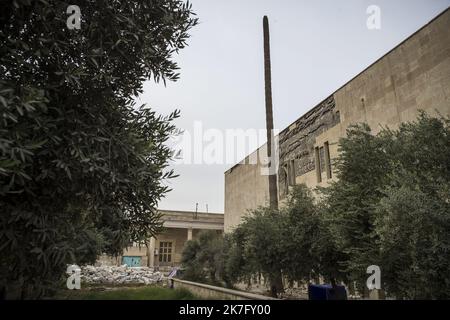 ©Christophe Petit Tesson/MAXPPP - 29/11/2021 ; MOSUL ; IRAQ - Les testes des destructins dues aux bombardement a l'arriere du musee. Daniel Ibled, Conservator Gastronom specialiste de la taille de pierre dirige une equipe de 3 Francais missiones par le Departement des antiquites orientales du musee du Louvre pour former des employes du musee et participer a la Restauration des Monuments Assyriens detruit par l'Organisation Etat Islamique en Fevrier 2015 apres la pry De la ville. An der Ausbildung arbeiten französische Restauratoren der Abteilung für orientalische Antiquitäten des Louvre Stockfoto