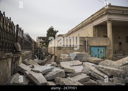 ©Christophe Petit Tesson/MAXPPP - 29/11/2021 ; MOSUL ; IRAQ - Les testes des destructins dues aux bombardement a l'arriere du musee. Daniel Ibled, Conservator Gastronom specialiste de la taille de pierre dirige une equipe de 3 Francais missiones par le Departement des antiquites orientales du musee du Louvre pour former des employes du musee et participer a la Restauration des Monuments Assyriens detruit par l'Organisation Etat Islamique en Fevrier 2015 apres la pry De la ville. An der Ausbildung arbeiten französische Restauratoren der Abteilung für orientalische Antiquitäten des Louvre Stockfoto