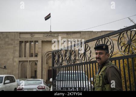 ©Christophe Petit Tesson/MAXPPP - 29/11/2021 ; MOSUL ; IRAQ - des gardes armes surveillent l'entre du batiment du musee. Daniel Ibled, Conservator Gastronom specialiste de la taille de pierre dirige une equipe de 3 Francais missiones par le Departement des antiquites orientales du musee du Louvre pour former des employes du musee et participer a la Restauration des Monuments Assyriens detruit par l'Organisation Etat Islamique en Fevrier 2015 apres la pry De la ville. Französische Restauratoren der Abteilung für orientalische Antiquitäten des Louvre arbeiten an der Ausbildung des Museums Stockfoto