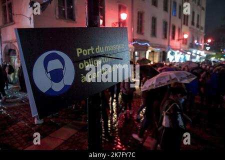 ©PHOTOPQR/LE PROGRES/Maxime JEGAT - Lyon 08/12/2021 - Fête des Lumières à Lyon le 8 décembre 2021 -Port du Masque obligatoire et parapluie dans les rues de Lyon pour ce Premier soir de la fête des Lumières à Lyon. - Frankreich Dez 8 2021 das Lichterfest in Lyon, Frankreich, ist eine beliebte Veranstaltung, die ursprünglich darauf abzielte, Maria, der Mutter Jesu, um den 8. Dezember eines jeden Jahres ihre Dankbarkeit auszudrücken. Stockfoto