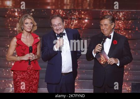 ©PHOTOPQR/LE PARISIEN/Fred Dugit ; Caen ; ; Kultur / Télévision Zénith de Caen (14), le 11 décembre 2021 Election de Miss France 2022 Photo LP / Frédéric Dugit Ouverture avec Sylvie Tellier, Jean-Pierre Pernaut, Jean-Pierre Foucault Stockfoto