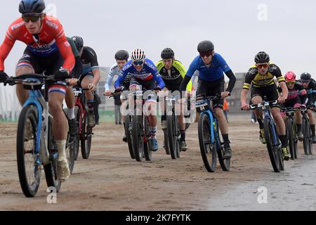 ©PHOTOPQR/VOIX DU Nord/Marc Demeure ; 12/12/2021 ; Dunkerque le 12/12/ 2021 Championnat d'Europe de Beach Cross, (au Centre en bleu Blanc Rouge) Samuel Leroux, Champion d'Europe. Foto MARC DEMEURE / La Voix Du Nord. Stockfoto