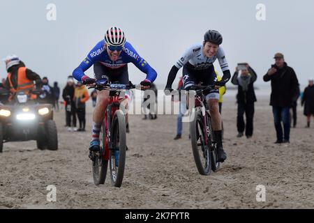 ©PHOTOPQR/VOIX DU Nord/Marc Demeure ; 12/12/2021 ; Dunkerque le 12/12/ 2021 Championnat d'Europe de Beach Cross, (à gauche en bleu Blanc Rouge) Samuel Leroux, Champion d'Europe. Foto MARC DEMEURE / La Voix Du Nord. Stockfoto