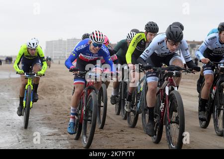 ©PHOTOPQR/VOIX DU Nord/Marc Demeure ; 12/12/2021 ; Dunkerque le 12/12/ 2021 Championnat d'Europe de Beach Cross, (à gauche en bleu Blanc Rouge) Samuel Leroux, Champion d'Europe. Foto MARC DEMEURE / La Voix Du Nord. Stockfoto