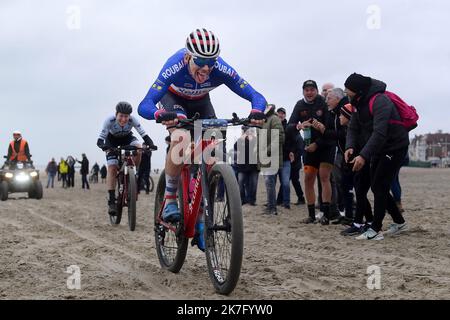 ©PHOTOPQR/VOIX DU Nord/Marc Demeure ; 12/12/2021 ; Dunkerque le 12/12/ 2021 Championnat d'Europe de Beach Cross, (au Centre en bleu Blanc Rouge) Samuel Leroux, Champion d'Europe. Foto MARC DEMEURE / La Voix Du Nord. Stockfoto