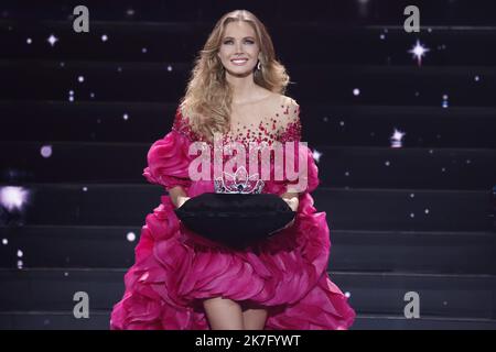 ©PHOTOPQR/LE PARISIEN/Fred Dugit ; Caen ; ; Kultur / Télévision Zénith de Caen (14), le 11 décembre 2021 Election de Miss France 2022 Photo LP / Frédéric Dugit Miss France 2021, Amandine Petit, et la couronne Miss France 2022 election ceremony Stockfoto