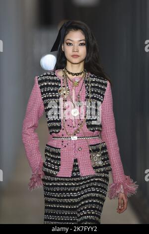 ©FRANCK CASTEL/MAXPPP - Chanel Metiers D Art 2021-2022 : Start- und Landebahn auf der Le 19M Ein Modell geht während der Chanel Metiers D Art 2021 2022 Show auf der Le 19M am 07. Dezember 2021 in Paris, Frankreich, auf die Landebahn. Stockfoto