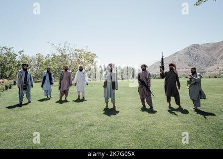 ©Adrien Vautier / Le Pictorium/MAXPPP - Adrien Vautier / Le Pictorium - 17/9/2021 - Afghanistan / Kaboul - CE vendredi 17 septembre, des talibans viennent visiter le domaine de Bala Bagh, ancien lieu de villegiature de la royaute. Le venderredi est un jour tres important pour les musulmans, il est consacre a la priere et au repos. / 17/9/2021 - Afghanistan / Kabul - an diesem Freitag, dem 17. September, besuchen die Taliban die Domäne von Bala Bagh, dem ehemaligen Ferienort der Königsfamilie. Der Freitag ist ein sehr wichtiger Tag für Muslime, er ist dem Gebet und der Ruhe gewidmet. Stockfoto