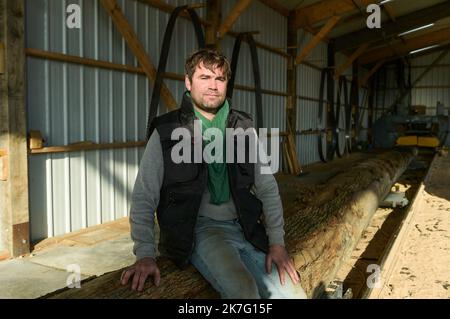 Rennes; 12/16/2021; an diesem Donnerstagmorgen begann an der "Mühle der Riesen" in Craon in Mayenne die Arbeit, Teile der Eichenstämme zu schneiden, die für die Renovierung der Kathedrale Notre Dame de Paris verwendet werden. Stockfoto