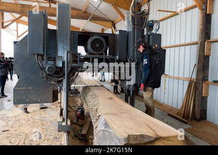 Rennes; 12/16/2021; an diesem Donnerstagmorgen begann an der "Mühle der Riesen" in Craon in Mayenne die Arbeit, Teile der Eichenstämme zu schneiden, die für die Renovierung der Kathedrale Notre Dame de Paris verwendet werden. Stockfoto