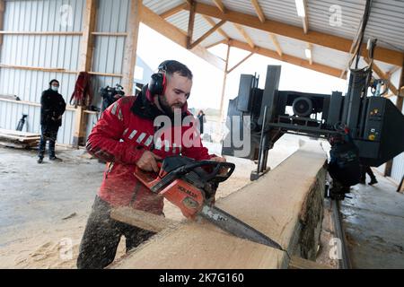 Rennes; 12/16/2021; an diesem Donnerstagmorgen begann an der "Mühle der Riesen" in Craon in Mayenne die Arbeit, Teile der Eichenstämme zu schneiden, die für die Renovierung der Kathedrale Notre Dame de Paris verwendet werden. Stockfoto