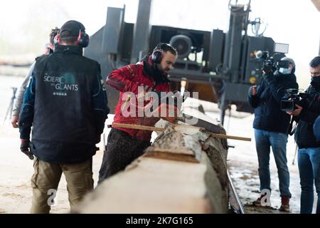 Rennes; 12/16/2021; an diesem Donnerstagmorgen begann an der "Mühle der Riesen" in Craon in Mayenne die Arbeit, Teile der Eichenstämme zu schneiden, die für die Renovierung der Kathedrale Notre Dame de Paris verwendet werden. Stockfoto