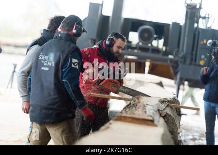 Rennes; 12/16/2021; an diesem Donnerstagmorgen begann an der "Mühle der Riesen" in Craon in Mayenne die Arbeit, Teile der Eichenstämme zu schneiden, die für die Renovierung der Kathedrale Notre Dame de Paris verwendet werden. Stockfoto