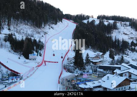 ©Pierre Teyssot/MAXPPP ; FIS Ski World Cup. Gröden, Italien am 16. Dezember 2021. Das Zielgebiet der Saslong-Piste. â© Pierre Teyssot/Maxppp Stockfoto