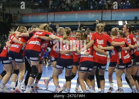 ©Laurent Layris/MAXPPP - Team Norwegen während der IHF-Frauen-Weltmeisterschaft 2021, letztes Handballspiel zwischen Frankreich und Norwegen am 19. Dezember 2021 im Palau d'Esports de Granollers in Granollers, Barcelona, Spanien - Foto Laurent Layris / MAXPPP Stockfoto