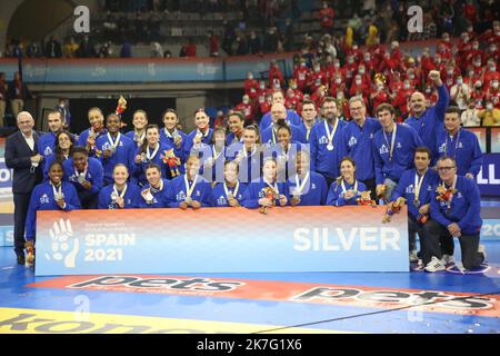 ©Laurent Layris/MAXPPP - Podestfest des französischen Teams während der IHF-Frauen-Weltmeisterschaft 2021, letztes Handballspiel zwischen Frankreich und Norwegen am 19. Dezember 2021 im Palau d'Esports de Granollers in Granollers, Barcelona, Spanien - Foto Laurent Layris / MAXPPP Stockfoto