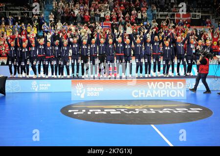 ©Laurent Layris/MAXPPP - Podestfest des norwegischen Teams während der IHF-Frauen-Weltmeisterschaft 2021, letztes Handballspiel zwischen Frankreich und Norwegen am 19. Dezember 2021 im Palau d'Esports de Granollers in Granollers, Barcelona, Spanien - Foto Laurent Layris / MAXPPP Stockfoto