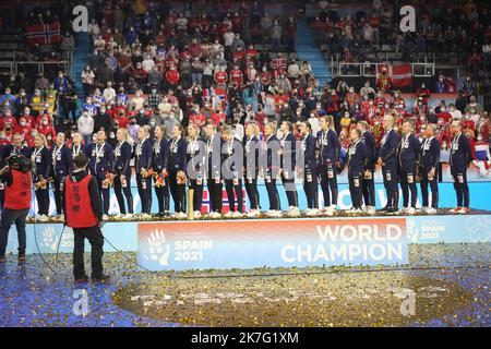 ©Laurent Layris/MAXPPP - Podestfest des norwegischen Teams während der IHF-Frauen-Weltmeisterschaft 2021, letztes Handballspiel zwischen Frankreich und Norwegen am 19. Dezember 2021 im Palau d'Esports de Granollers in Granollers, Barcelona, Spanien - Foto Laurent Layris /MAXPPP Stockfoto