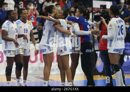 ©Laurent Layris/MAXPPP - Team Frankreich während der IHF-Frauen-Weltmeisterschaft 2021, letztes Handballspiel zwischen Frankreich und Norwegen am 19. Dezember 2021 im Palau d'Esports de Granollers in Granollers, Barcelona, Spanien - Foto Laurent Layris / MAXPPP Stockfoto