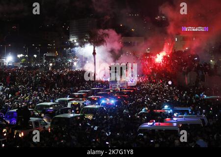 ©Biltel Bensalem / APP/MAXPPP - Les Algériens accueillent le retour de l'équipe nationale algérienne de Football a Alger, en Algérie, le 19 décembre. L'équipe nationale Algérienne a battu la Tunisie 2-0 à Doha, au Qatar, l'Algérie a remporté la Coupe arabe de la FIFA. Die algerische Fußballnationalmannschaft feiert am 19. Dezember 2021 mit ihren Anhängern in Algier einen Tag nach dem Sieg beim Arabischen Cup 2021 in einem Bus. - Algerien gewann am 18. Dezember den Arabischen Pokal, indem es Tunesien nach mehr Zeit in Katar mit 2-0 besiegte. Stockfoto