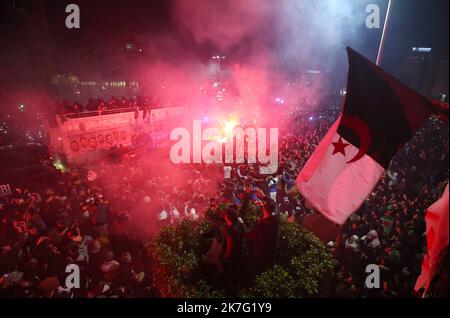 ©Biltel Bensalem / APP/MAXPPP - Les Algériens accueillent le retour de l'équipe nationale algérienne de Football a Alger, en Algérie, le 19 décembre. L'équipe nationale Algérienne a battu la Tunisie 2-0 à Doha, au Qatar, l'Algérie a remporté la Coupe arabe de la FIFA. Die algerische Fußballnationalmannschaft feiert am 19. Dezember 2021 mit ihren Anhängern in Algier einen Tag nach dem Sieg beim Arabischen Cup 2021 in einem Bus. - Algerien gewann am 18. Dezember den Arabischen Pokal, indem es Tunesien nach mehr Zeit in Katar mit 2-0 besiegte. Stockfoto