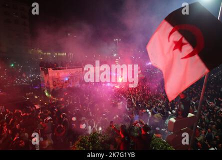 ©Biltel Bensalem / APP/MAXPPP - Les Algériens accueillent le retour de l'équipe nationale algérienne de Football a Alger, en Algérie, le 19 décembre. L'équipe nationale Algérienne a battu la Tunisie 2-0 à Doha, au Qatar, l'Algérie a remporté la Coupe arabe de la FIFA. Die algerische Fußballnationalmannschaft feiert am 19. Dezember 2021 mit ihren Anhängern in Algier einen Tag nach dem Sieg beim Arabischen Cup 2021 in einem Bus. - Algerien gewann am 18. Dezember den Arabischen Pokal, indem es Tunesien nach mehr Zeit in Katar mit 2-0 besiegte. Stockfoto