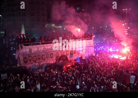 ©Biltel Bensalem / APP/MAXPPP - Les Algériens accueillent le retour de l'équipe nationale algérienne de Football a Alger, en Algérie, le 19 décembre. L'équipe nationale Algérienne a battu la Tunisie 2-0 à Doha, au Qatar, l'Algérie a remporté la Coupe arabe de la FIFA. Die algerische Fußballnationalmannschaft feiert am 19. Dezember 2021 mit ihren Anhängern in Algier einen Tag nach dem Sieg beim Arabischen Cup 2021 in einem Bus. - Algerien gewann am 18. Dezember den Arabischen Pokal, indem es Tunesien nach mehr Zeit in Katar mit 2-0 besiegte. Stockfoto