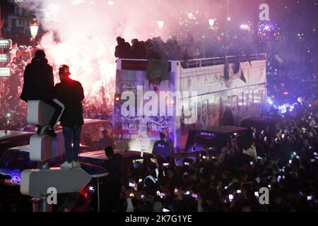 ©Biltel Bensalem / APP/MAXPPP - Les Algériens accueillent le retour de l'équipe nationale algérienne de Football a Alger, en Algérie, le 19 décembre. L'équipe nationale Algérienne a battu la Tunisie 2-0 à Doha, au Qatar, l'Algérie a remporté la Coupe arabe de la FIFA. Die algerische Fußballnationalmannschaft feiert am 19. Dezember 2021 mit ihren Anhängern in Algier einen Tag nach dem Sieg beim Arabischen Cup 2021 in einem Bus. - Algerien gewann am 18. Dezember den Arabischen Pokal, indem es Tunesien nach mehr Zeit in Katar mit 2-0 besiegte. Stockfoto