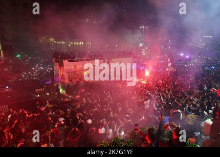 ©Biltel Bensalem / APP/MAXPPP - Les Algériens accueillent le retour de l'équipe nationale algérienne de Football a Alger, en Algérie, le 19 décembre. L'équipe nationale Algérienne a battu la Tunisie 2-0 à Doha, au Qatar, l'Algérie a remporté la Coupe arabe de la FIFA. Die algerische Fußballnationalmannschaft feiert am 19. Dezember 2021 mit ihren Anhängern in Algier einen Tag nach dem Sieg beim Arabischen Cup 2021 in einem Bus. - Algerien gewann am 18. Dezember den Arabischen Pokal, indem es Tunesien nach mehr Zeit in Katar mit 2-0 besiegte. Stockfoto