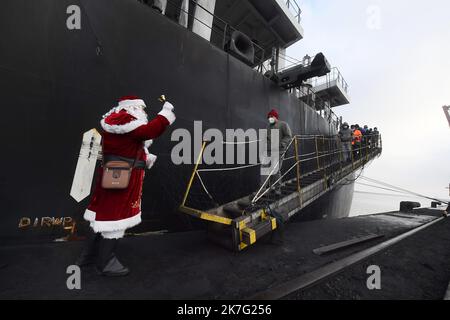 ©PHOTOPQR/VOIX DU Nord/Marc Demeure ; 24/12/2021 ; Dunkerque le 24/12/ 2021.Les bénévoles du Seamen's Club distributent des colis de Noël aux marins en escale. Foto MARC DEMEURE / La Voix Du Nord. Verteilung von Weihnachtspaketen an Seeleute, die am 24. Dezember 2021 in Dünkirchen einberufen Stockfoto