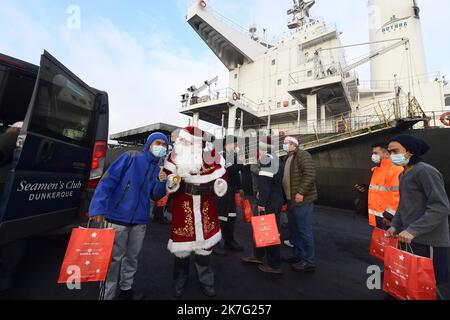 ©PHOTOPQR/VOIX DU Nord/Marc Demeure ; 24/12/2021 ; Dunkerque le 24/12/ 2021.Les bénévoles du Seamen's Club distributent des colis de Noël aux marins en escale. Foto MARC DEMEURE / La Voix Du Nord. Verteilung von Weihnachtspaketen an Seeleute, die am 24. Dezember 2021 in Dünkirchen einberufen Stockfoto