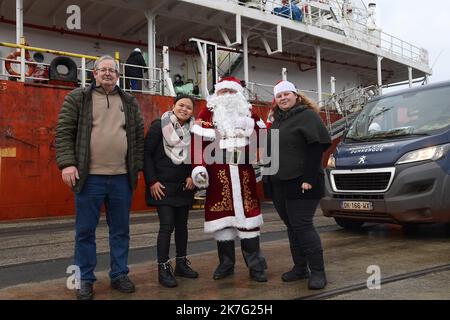 ©PHOTOPQR/VOIX DU Nord/Marc Demeure ; 24/12/2021 ; Dunkerque le 24/12/ 2021.Les bénévoles du Seamen's Club distributent des colis de Noël aux marins en escale. Foto MARC DEMEURE / La Voix Du Nord. Verteilung von Weihnachtspaketen an Seeleute, die am 24. Dezember 2021 in Dünkirchen einberufen Stockfoto