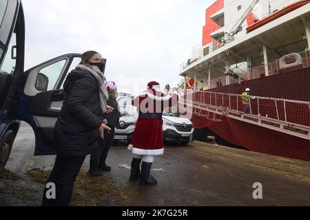 ©PHOTOPQR/VOIX DU Nord/Marc Demeure ; 24/12/2021 ; Dunkerque le 24/12/ 2021.Les bénévoles du Seamen's Club distributent des colis de Noël aux marins en escale. Foto MARC DEMEURE / La Voix Du Nord. Verteilung von Weihnachtspaketen an Seeleute, die am 24. Dezember 2021 in Dünkirchen einberufen Stockfoto