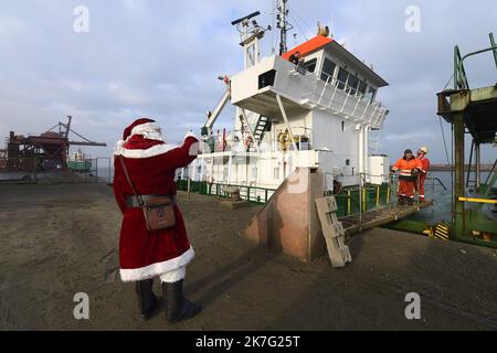 ©PHOTOPQR/VOIX DU Nord/Marc Demeure ; 24/12/2021 ; Dunkerque le 24/12/ 2021.Les bénévoles du Seamen's Club distributent des colis de Noël aux marins en escale. Foto MARC DEMEURE / La Voix Du Nord. Verteilung von Weihnachtspaketen an Seeleute, die am 24. Dezember 2021 in Dünkirchen einberufen Stockfoto