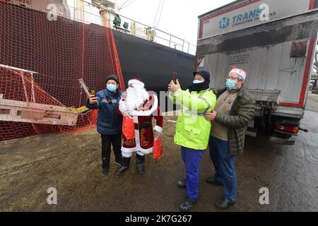 ©PHOTOPQR/VOIX DU Nord/Marc Demeure ; 24/12/2021 ; Dunkerque le 24/12/ 2021.Les bénévoles du Seamen's Club distributent des colis de Noël aux marins en escale. Foto MARC DEMEURE / La Voix Du Nord. Verteilung von Weihnachtspaketen an Seeleute, die am 24. Dezember 2021 in Dünkirchen einberufen Stockfoto