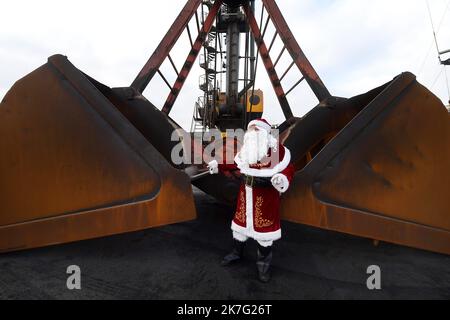 ©PHOTOPQR/VOIX DU Nord/Marc Demeure ; 24/12/2021 ; Dunkerque le 24/12/ 2021.Les bénévoles du Seamen's Club distributent des colis de Noël aux marins en escale. Foto MARC DEMEURE / La Voix Du Nord. Verteilung von Weihnachtspaketen an Seeleute, die am 24. Dezember 2021 in Dünkirchen einberufen Stockfoto