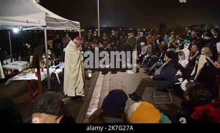 ©PHOTOPQR/VOIX DU Nord/Marc Demeure ; 24/12/2021 ; Calais le 24/12/ 2021. Messe de Noël pour les Migrants prés du Camp du Terrain BMX. Foto MARC DEMEURE / La Voix Du Nord. Calais am 12/24 / 2021. Weihnachtsmesse für Migranten in der Nähe des BMX-Feldlagers Stockfoto