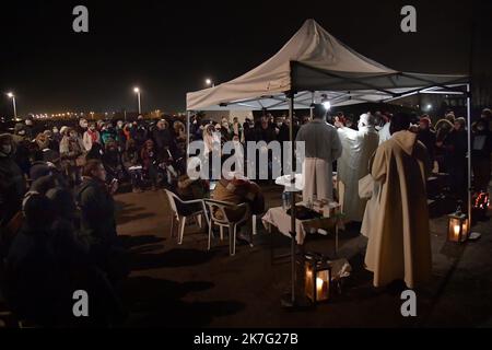 ©PHOTOPQR/VOIX DU Nord/Marc Demeure ; 24/12/2021 ; Calais le 24/12/ 2021. Messe de Noël pour les Migrants prés du Camp du Terrain BMX. Foto MARC DEMEURE / La Voix Du Nord. Calais am 12/24 / 2021. Weihnachtsmesse für Migranten in der Nähe des BMX-Feldlagers Stockfoto