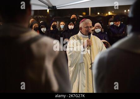 ©PHOTOPQR/VOIX DU Nord/Marc Demeure ; 24/12/2021 ; Calais le 24/12/ 2021. Messe de Noël pour les Migrants prés du Camp du Terrain BMX. Foto MARC DEMEURE / La Voix Du Nord. Calais am 12/24 / 2021. Weihnachtsmesse für Migranten in der Nähe des BMX-Feldlagers Stockfoto