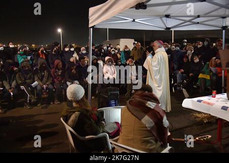 ©PHOTOPQR/VOIX DU Nord/Marc Demeure ; 24/12/2021 ; Calais le 24/12/ 2021. Messe de Noël pour les Migrants prés du Camp du Terrain BMX. Foto MARC DEMEURE / La Voix Du Nord. Calais am 12/24 / 2021. Weihnachtsmesse für Migranten in der Nähe des BMX-Feldlagers Stockfoto