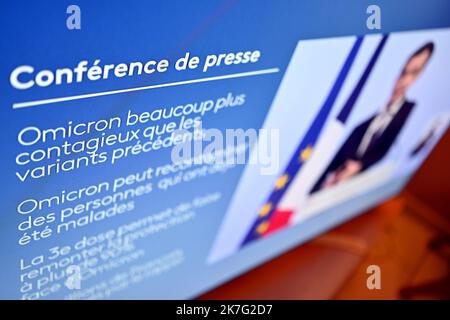 ©PHOTOPQR/L'EST REPUBLICAIN/ALEXANDRE MARCHI ; NANCY ; 27/12/2021 ; SANTE - POLITIQUE - OMICRON - EPIDEMIOLOGIE COVID 19 - CORONAVIRUS - 5EME VAGE - DOSE DE RAPPEL - JAUGE - DOSE DE RAPPEL - PASS SANITAIRE - PASS VACCINAL. Dezember 27 in Nancy 2021. Le Ministre de la Santé Olivier VERAN lors d'une conférence de Presse télévisée à la Suite du conseil de défense sanitaire alors qu'une nouvelle vague de contaminations déferle sur la France et dans le monde entier avec le variant Omicron. FOTO Alexandre MARCHI. - Der Premierminister kündigt mit dem Minist neue Maßnahmen zur Eindämmung des Coronavirus-Ausbruchs an Stockfoto