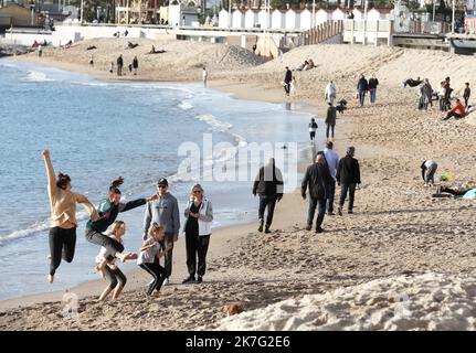 ©PHOTOPQR/NICE MATIN/Philipe Arnassan ; st raphael et frejus ; 30/12/2021 ; Sujet-Frequenz cote d'azur avec le tres beau temps la Plage du veillat à Saint Raphael - wärmstes Wetter in Südfrankreich dezember 30 2021 Laut Meteorologen wird sich das Ende des Jahres und Anfang 2022 viel mehr wie Frühling als wie Winter anfühlen. Stockfoto