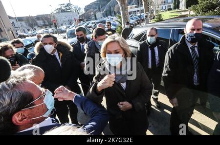 ©PHOTOPQR/LE DAUPHINE/Christophe AGOSTINIS ; Cavaillon ; 06/01/2022 ; CHRISTOPHE AGOSTINIS/ LE DAUPHINE LIBERE/ PHOTO PQR/ CAVAILLON LE 6 JANVIER 2022/ ELECTION PRESIDENTIELLE/ VISITE DE VALERIE PECRESSE A CAVAILLON - die rechtsgerichtete französische Präsidentschaftskandidatin Valérie Pécresse hat sich geloben, die von Verbrechen heimgesuchten Vororte Frankreichs zu "waschen", was auf eine umstrittene Linie des ehemaligen Präsidenten NicolasSarkozy hinweist. Stockfoto