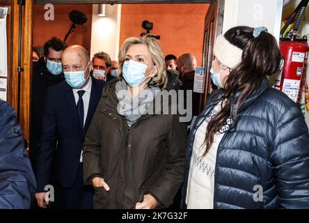 ©PHOTOPQR/LE DAUPHINE/Christophe AGOSTINIS ; Cavaillon ; 06/01/2022 ; CHRISTOPHE AGOSTINIS/ LE DAUPHINE LIBERE/ PHOTO PQR/ CAVAILLON LE 6 JANVIER 2022/ ELECTION PRESIDENTIELLE/ VISITE DE VALERIE PECRESSE A CAVAILLON - die rechtsgerichtete französische Präsidentschaftskandidatin Valérie Pécresse hat sich geloben, die von Verbrechen heimgesuchten Vororte Frankreichs zu "waschen", was auf eine umstrittene Linie des ehemaligen Präsidenten NicolasSarkozy hinweist. Stockfoto