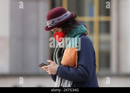 ©PHOTOPQR/LE PARISIEN/LP / ARNAUD JOURNOIS ; PARIS ; 06/01/2022 ; COVID-19 , UNE FEMME PORTANT PORTANT UN MASQUE SUR L'ESPLANADE DU TROCADERO A PARIS - PARIS, FRANCE, JAN 6TH 2022. Covid-19 und Winter in Paris Stockfoto