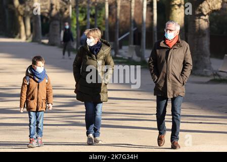 ©PHOTOPQR/LE PARISIEN/LP / ARNAUD JOURNOIS ; PARIS ; 06/01/2022 ; COVID-19 , UN COUPLE ET UN ENFANT PORTANT UN MASQUE AU JARDIN DES PLANTES A PARIS A PARIS - PARIS , FRANCE , JAN 6TH 2022 . Covid-19 und Winter in Paris Stockfoto