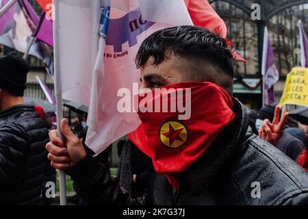 ©Jan Schmidt-Whitley/Le Pictorium/MAXPPP - Jan Schmidt-Whitley/Le Pictorium - 08/01/2022 - Frankreich / Paris / Paris - militante Kurde a la Manifestation. Plusieurs Milliers de personnes se sont rassemblees a Paris pour commanorer l'assassinat de 3 militantes kurdes du PKK a Paris probetlement par les Services de renseignement turcs, le mit. Sakine Canziz, Fidan Dogan et Leyla Soylemez.ont trouve la mort rue Lafayette le 9 janvier 2013. / 08/01/2022 - Frankreich / Paris / Paris - Kurdischer Aktivist bei der Demonstration. Mehrere tausend Menschen versammelten sich in Paris, um des Mordes an 3 kurdischen PKK zu gedenken Stockfoto