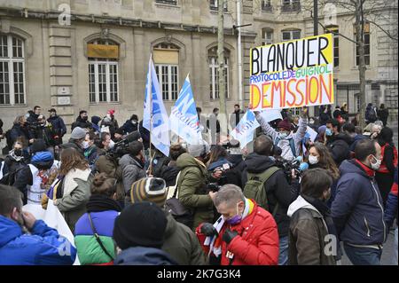 ©Julien Mattia / Le Pictorium/MAXPPP - Julien Mattia / Le Pictorium - 13/01/2022 - Frankreich / Ile-de-France / Paris - Les professeurs manifest dans Paris contre la gestion du Covid par le gouvernement et Jean-Michel Blanquer dans l'Education. / 13/01/2022 - Frankreich / Ile-de-France (Region) / Paris - Lehrer demonstrieren in Paris gegen das Management von Covid durch die Regierung und Jean-Michel Blanquer im Bildungswesen. Stockfoto